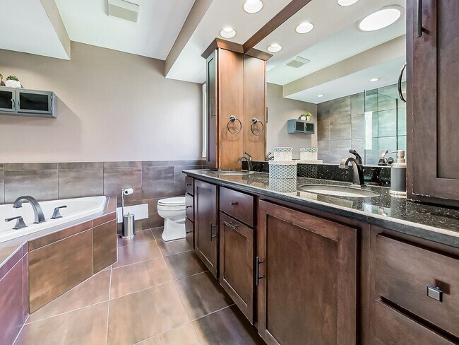 Building Photo - Welcome to this spacious single-family hom...
