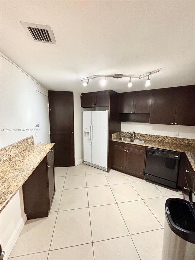 Building Photo - 801 Brickell Bay Dr