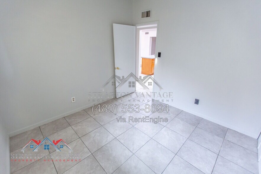 Building Photo - 1168 E Alameda Dr