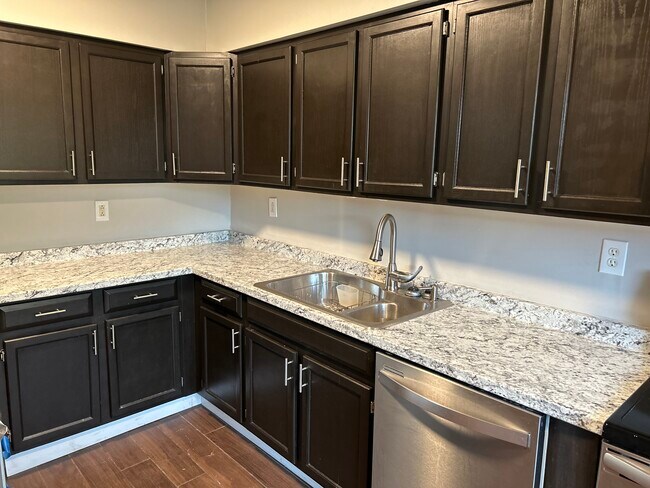 Building Photo - 2 School St