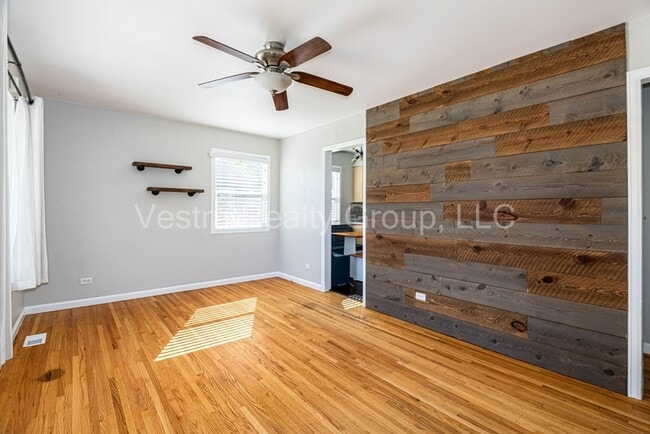 Building Photo - 2245 S King St