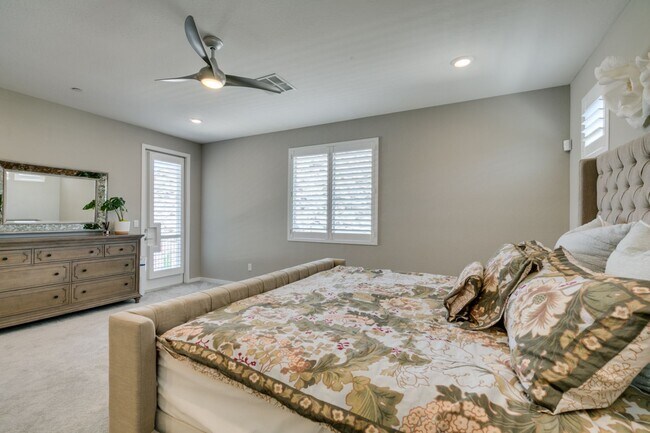 Building Photo - Luxury Rental with Mountain Views in Gated Henderson Community