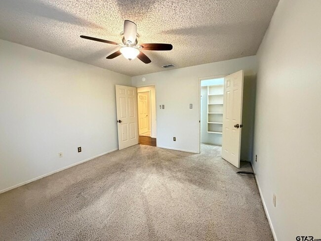 Building Photo - 2304 Deanna Ave