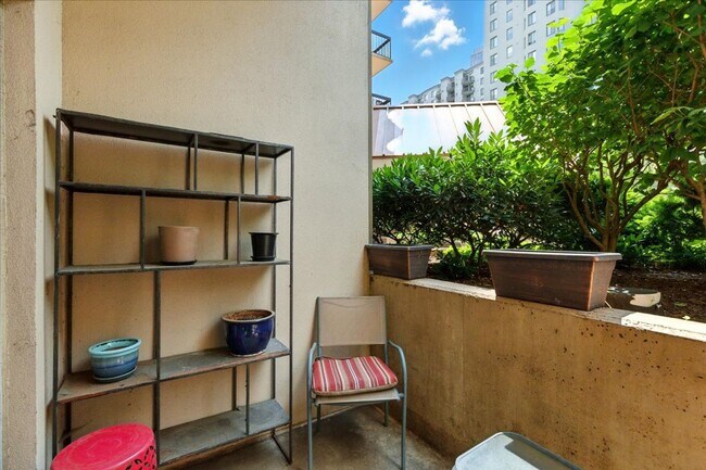 Building Photo - Spacious 1-bedroom, 1-bath condo