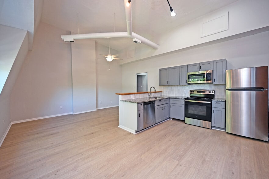 Building Photo - 2228 Kemper Ln