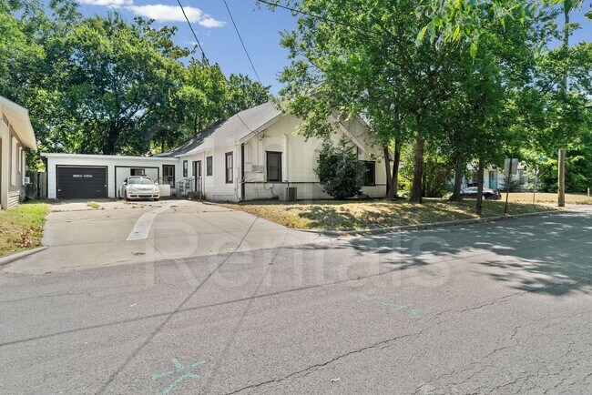 Building Photo - 1410 Sycamore St