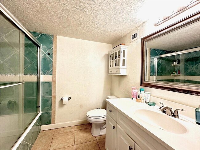 Building Photo - 800 Parkview Dr