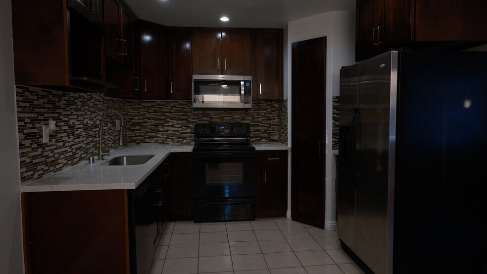 Building Photo - 18555 Collins St