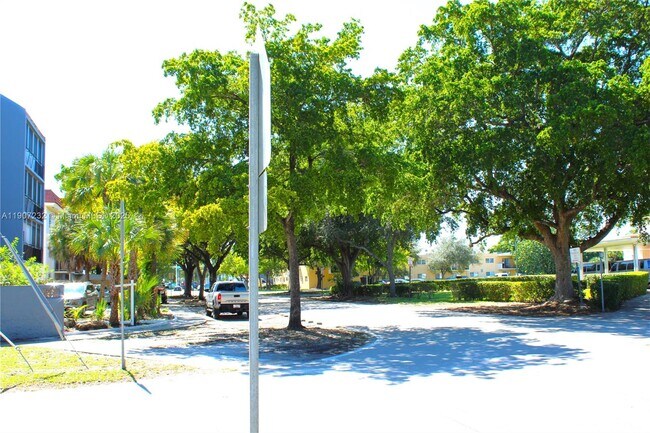 Building Photo - 13685 NE 10th Ave