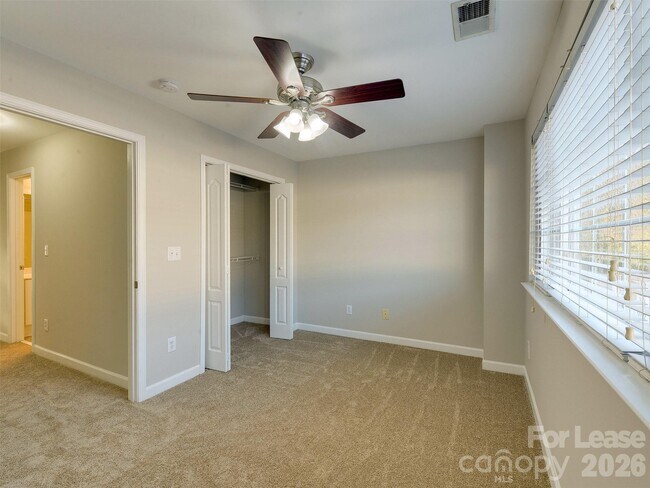 Building Photo - 1224 Green Oaks Ln