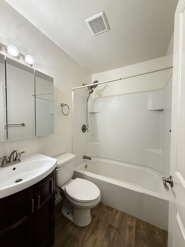 Building Photo - Orcutt Single Story Updated Home on Cul-De...