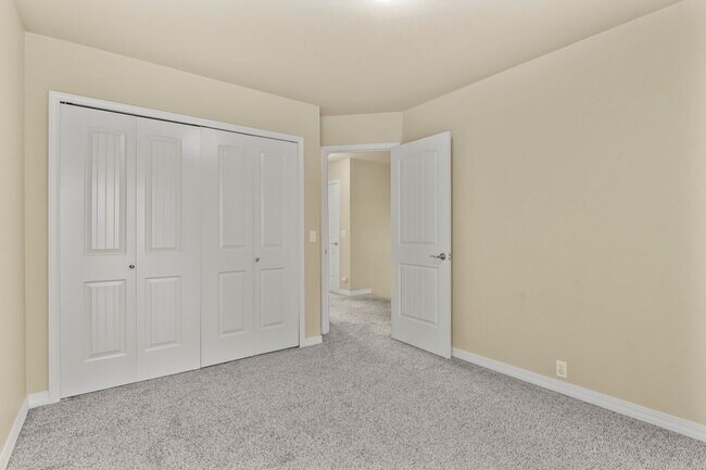 Building Photo - Stunning 5 Bedroom in School District 20