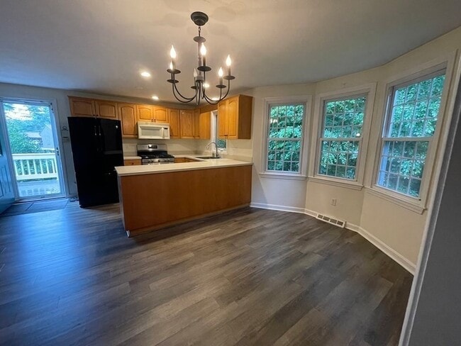 Building Photo - 24 Camelot Ct