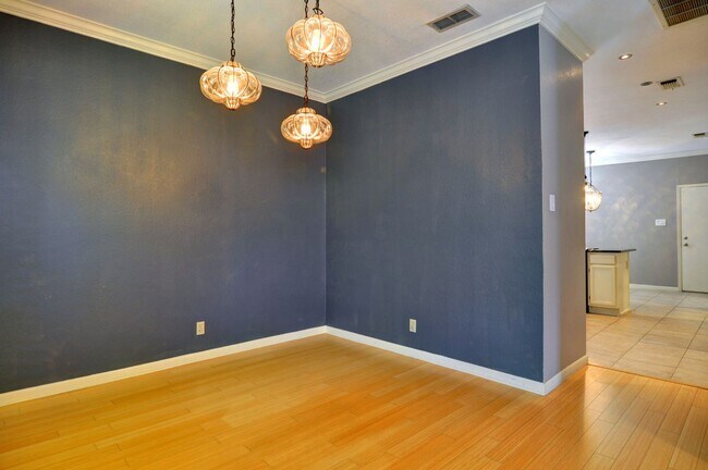 Building Photo - 3 Bedroom Home - Ridglea Country Club Estates