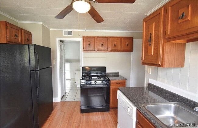 Building Photo - 8 Melrose Rd