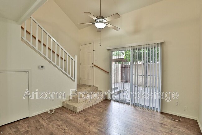 Building Photo - 2121 W Royal Palm Rd