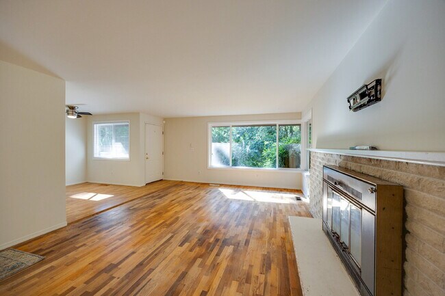 Building Photo - Charming House For Rent in Burien! Full Si...