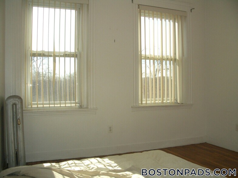 Building Photo - 89 Park Dr