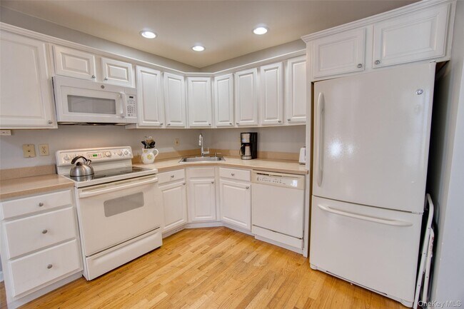 Building Photo - 208 Cinnamon Cir