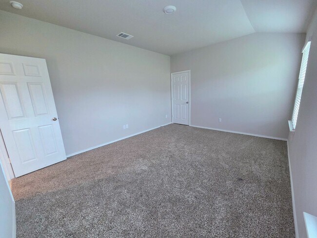 Building Photo - Open Concept 3 Bed 2 Bath
