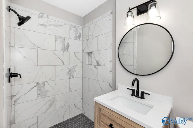 Building Photo - 4304 Lakeview Dr NW