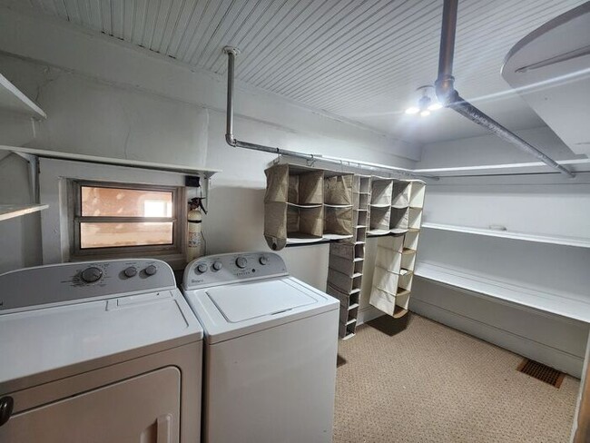 Building Photo - 1 Bedroom House Near Shopping, Parks and Little League Field