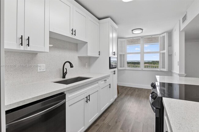 Building Photo - 250 Jacaranda Dr
