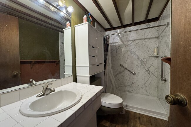 Building Photo - Central Ames Home Available Now