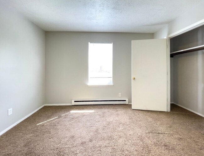 Building Photo - 2 Bedroom Flats Near Walking Trails!