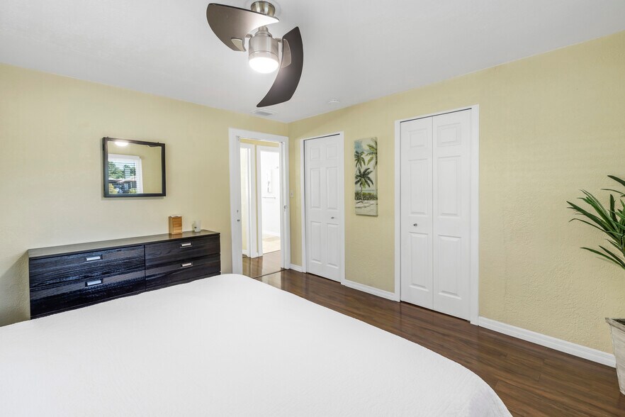 Main BR King bed - 3425 16th St N