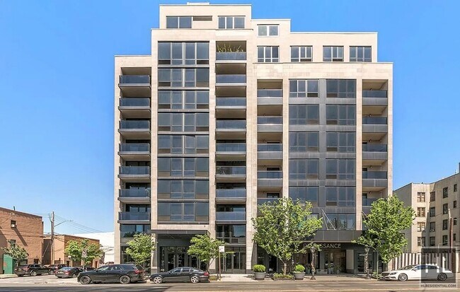 Building Photo - Gorgeous rent stabilized 700sq ft 1 bed wi...