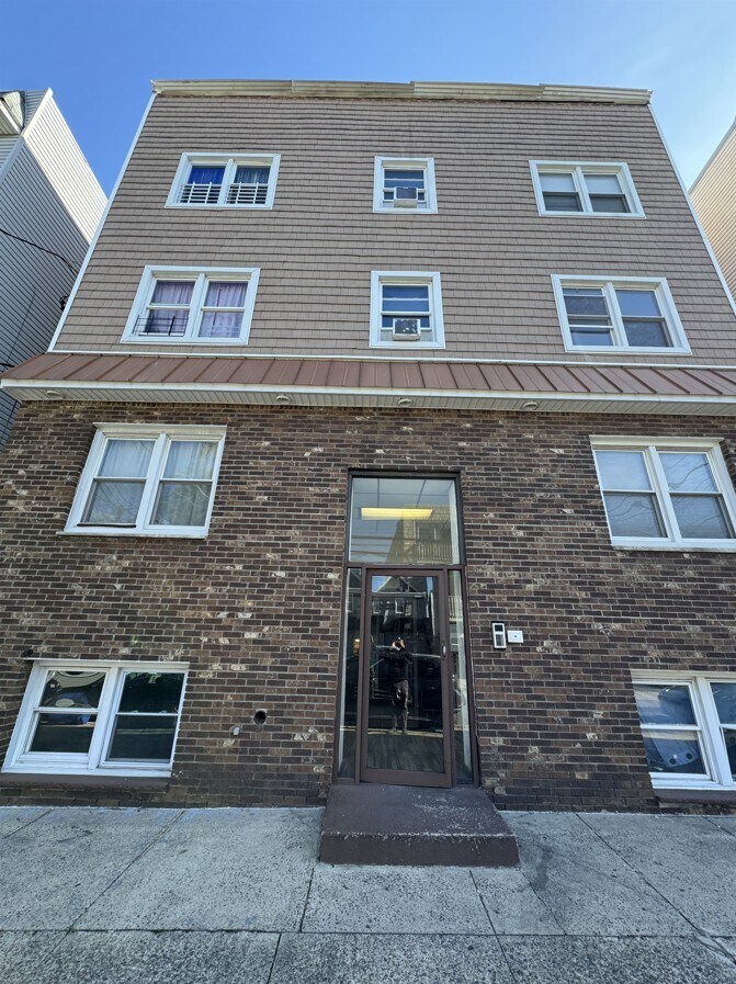 196 Lembeck Ave 2R - 188 Lembeck Ave