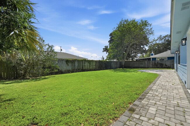 Building Photo - 349 Primrose Cir