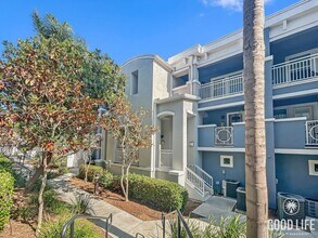 Building Photo - Stunning 2BD/2BA w/ In-Unit Laundry and At...