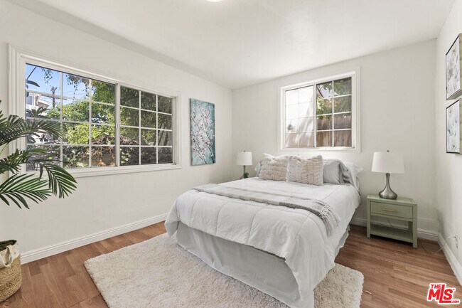 Building Photo - 1114 S La Peer Dr