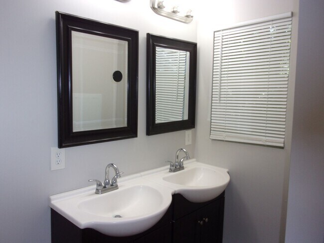 Building Photo - Recently Updated and Refreshed 3 Bedroom 2 Bath Home in Fort Mill