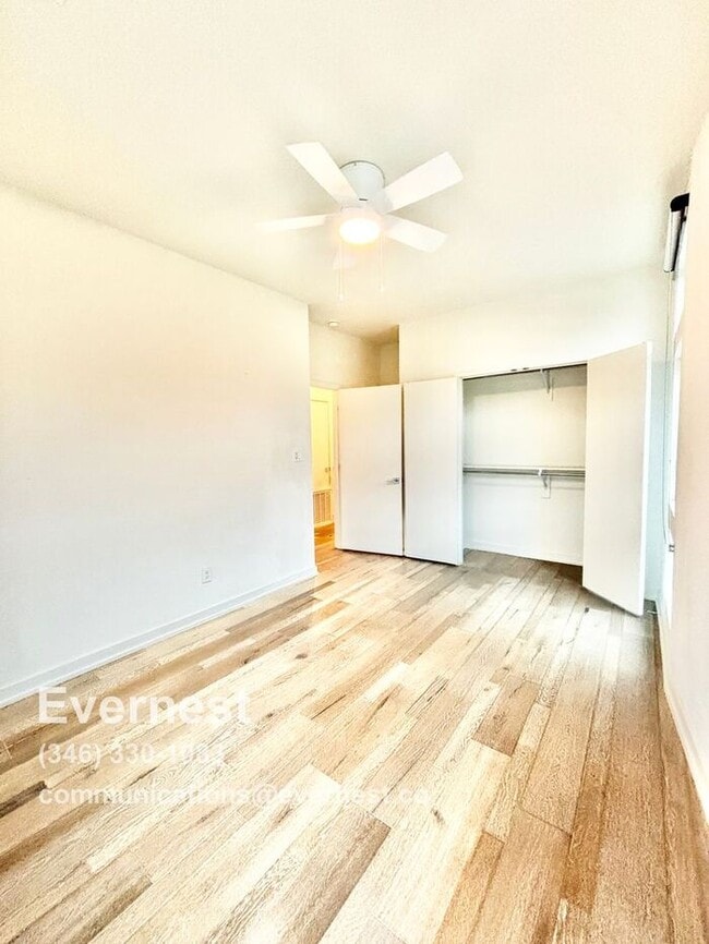 Building Photo - Gorgeous 2-Bedroom Townhome in Prime Locat...