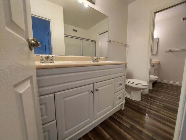Building Photo - Upstairs 2BD/1.5BA Condo with Washer/Dryer...