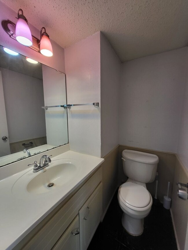 Building Photo - (2) Bed+Study/(2.5) Bath Townhome w/ Pool Access! Available NOW!