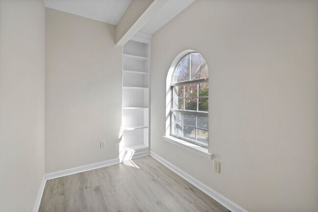 Building Photo - Experience a comfortable 3-bedroom, 3-bathroom single-family house.