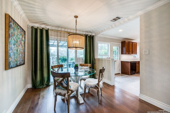 Building Photo - STUNNING 3-BEDROOM HOME WITH POOL IN ALAMO HEIGHTS