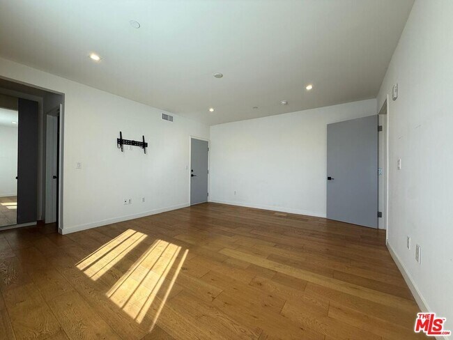 Building Photo - 532 W Elk Ave