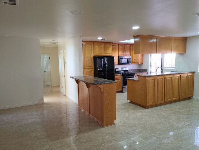 Building Photo - 851 Taft Ave