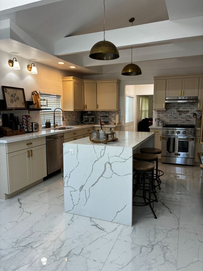Building Photo - Stunning Fully Furnished 4-Bedroom, 2.5 Ba...