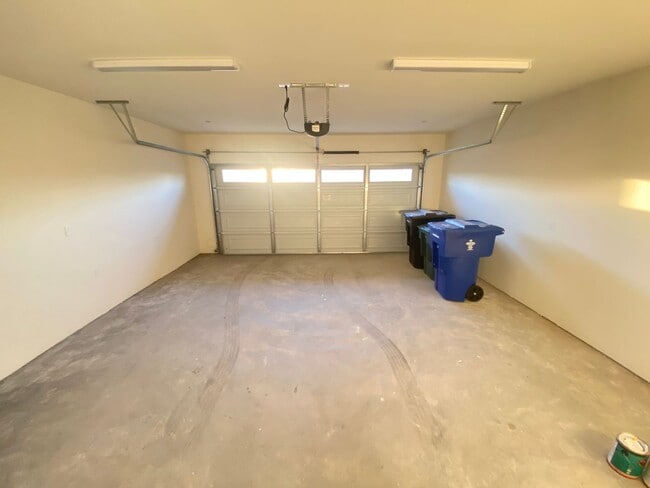 Building Photo - Modern 4-Bedroom Home in Northeast Bakersfield