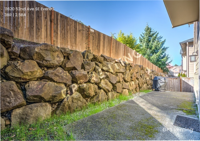 Building Photo - Stylish And Sleek Everett Home On A Quiet ...