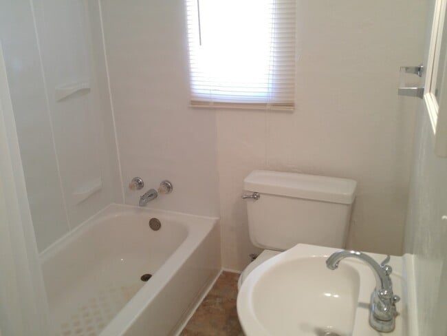 Building Photo - Cute Home in Shasta Lake City 1 bed 1 Bath but has a office area that doubles as a bedroom