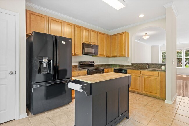Building Photo - WOW!! - LARGE townhome  Close to everything