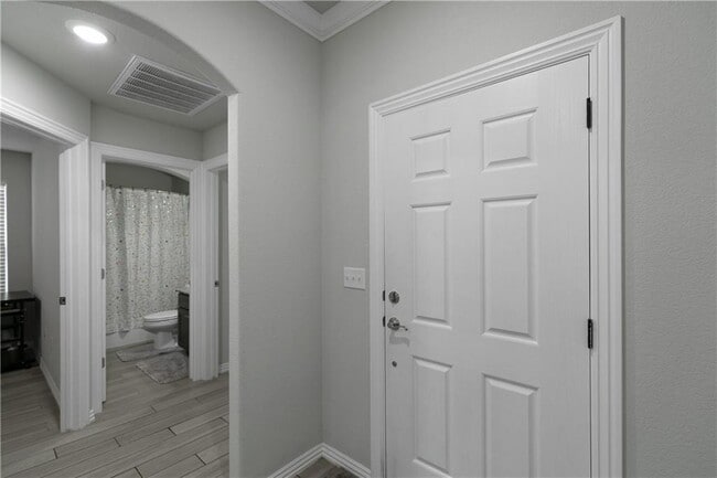 Building Photo - 1041 Lakeview Dr