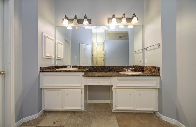 Building Photo - 14731 Raven Hollow Ln